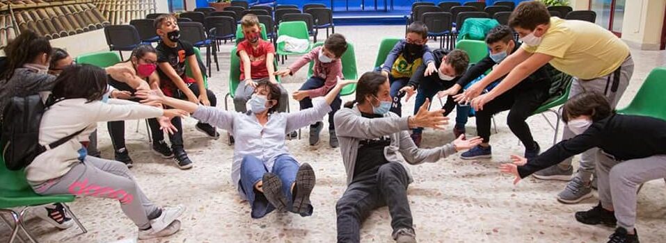 Bambini in cerchio durante le prove