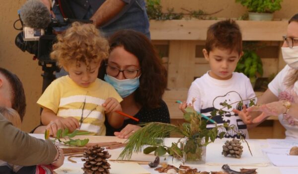 Genitori e figli in laboratorio creativo