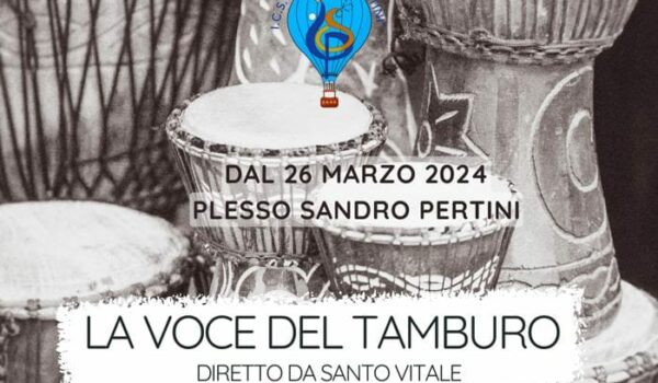 L'immagine associata al corso presenta un collage di tamburi tradizionali con decorazioni artistiche. Il titolo "La voce del tamburo" è scritto in grandi caratteri neri su sfondo bianco. Sopra il titolo, sono riportati i loghi dei patrocini e la data di inizio del corso. Al centro, il logo dell'ICS Sperone Pertini.