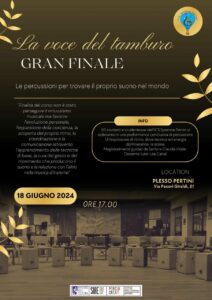 L'immagine dell'evento presenta un design elegante con sfondo scuro e decorazioni dorate. Il titolo "La voce del tamburo" è scritto in caratteri grandi e dorati. Sotto il titolo, il testo descrive l'evento e i suoi obiettivi. L'immagine include anche la data, l'ora e il luogo dell'evento, nonché i loghi dei patrocini e delle guide coinvolte.