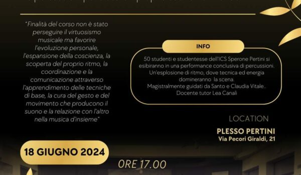 L'immagine dell'evento presenta un design elegante con sfondo scuro e decorazioni dorate. Il titolo "La voce del tamburo" è scritto in caratteri grandi e dorati. Sotto il titolo, il testo descrive l'evento e i suoi obiettivi. L'immagine include anche la data, l'ora e il luogo dell'evento, nonché i loghi dei patrocini e delle guide coinvolte.