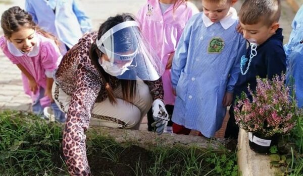 I bimbi e la maestra seminano vita nella giornata dell'albero